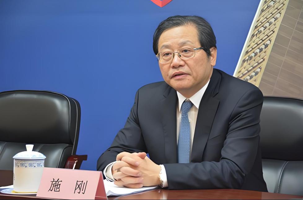 工行老将施刚突然失联2025年国庆刚过，金融圈又爆出重磅消息：已退休五年的工