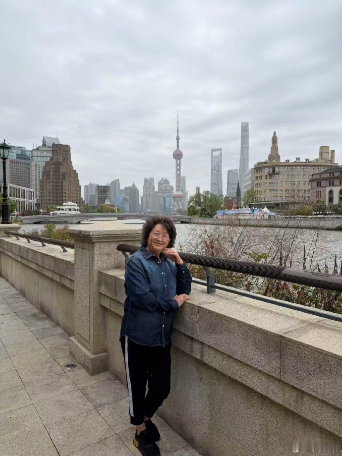 黄晓明带爸妈旅游也得拍游客照不管是谁，陪父母旅游都少不了打卡游客照，真实又接地