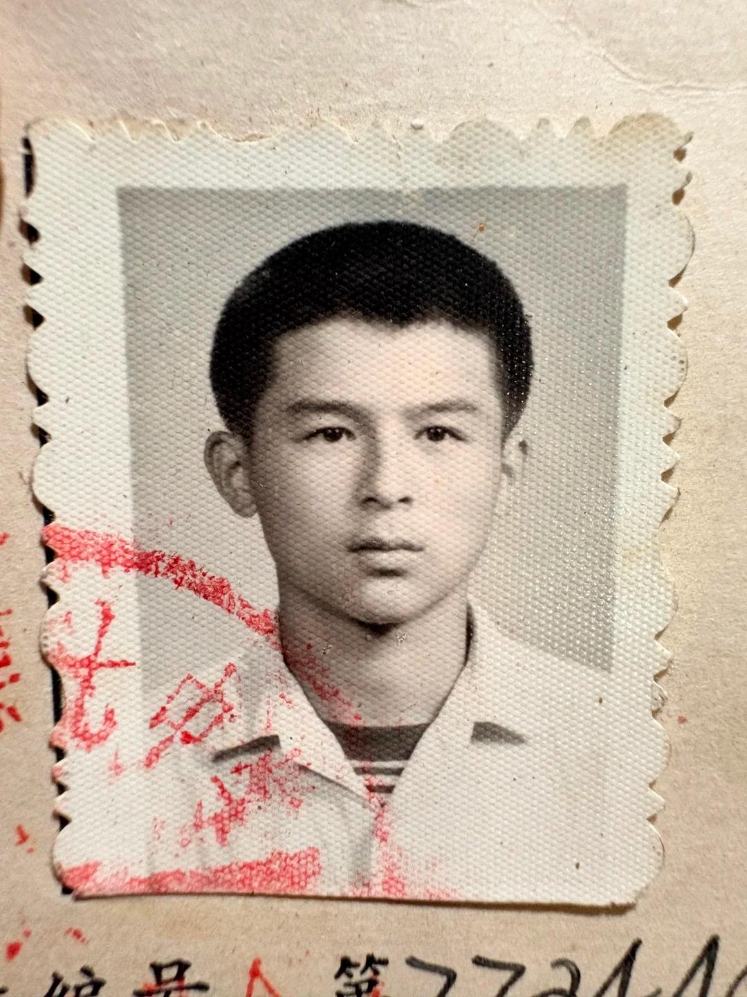 一个朋友坐在爸爸天天坐的书桌前，整理爸爸的遗物。翻他的票据、邮票、旧存折、老