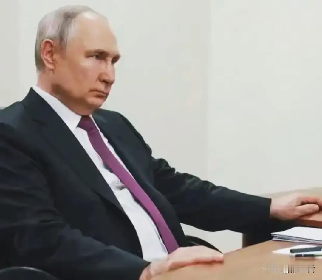 果不其然。俄罗斯总统普京突然宣布了：“只要俄罗斯还需要我，我就不会停下。”
