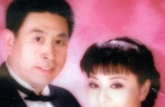 在一档节目中，朱军好奇地问她：“听说你在婚礼上就决定要离婚了，是真的吗？”她淡定