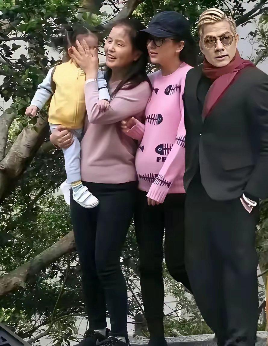 这是郭富城与岳母及妻女的同框照，一家幸福满满不过看照片郭富城看出老态来了，已经是