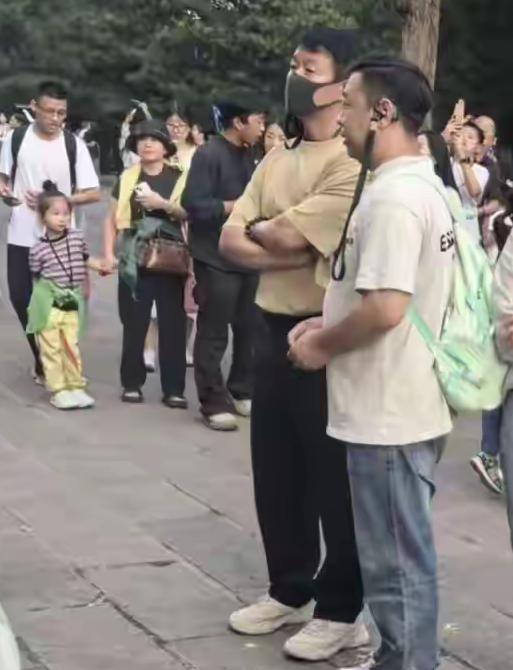 佟大为夫妇游云冈石窟，关悦素颜出镜自然真实，网友：46岁状态太接地气！[比心]
