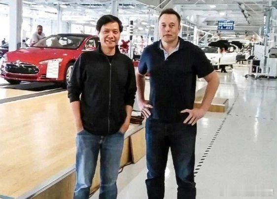 在欢迎晚宴上，雷军主动凑到马斯克的身边，拿出小米手机跟马斯克合了影。雷...