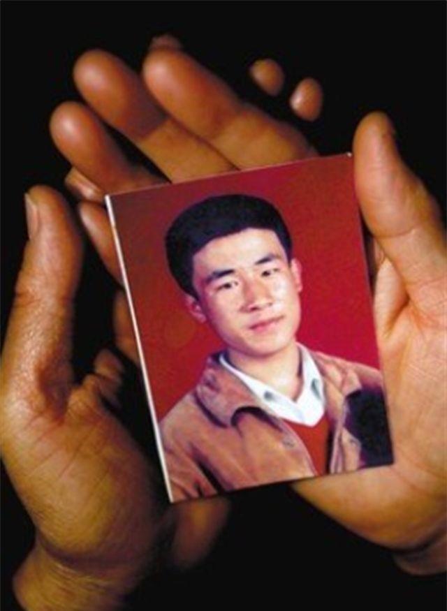 神探落马了，办案像打仗，铁窗里他不说话。那天他被黑布套着头带走，新华社的镜头拍