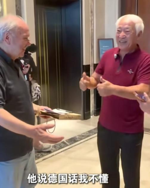 相声演员牛群惊现雄安，原来牛群已经这么老了，满头白发。他来雄安是为了专程看望老朋