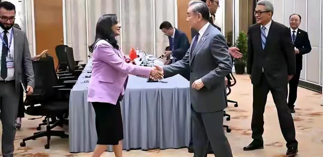 东盟峰会期间，外交部长王毅应约会见了加拿大外长阿南德。看双方会见时的握手姿势，阿