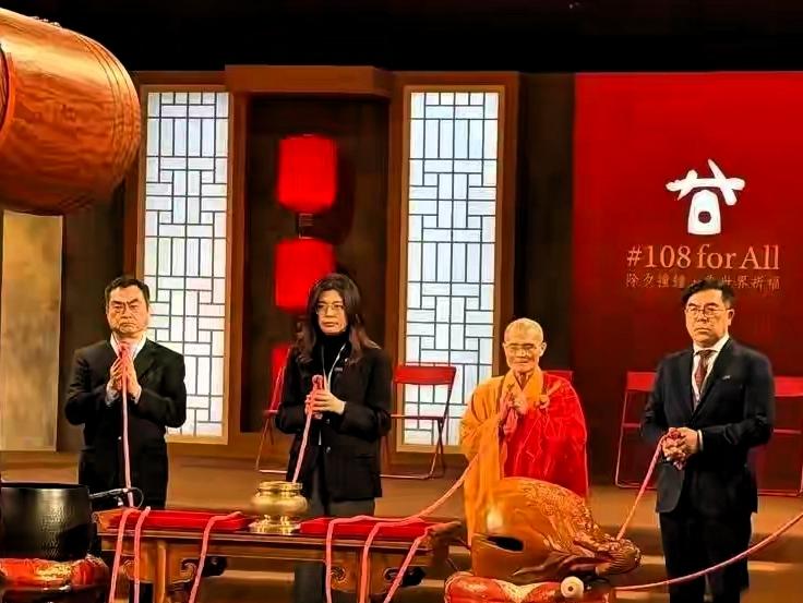 红绳一摇全场聚焦！郑丽文凭虔诚叙事完胜同台赖清德，低成本操作引爆全台声量除