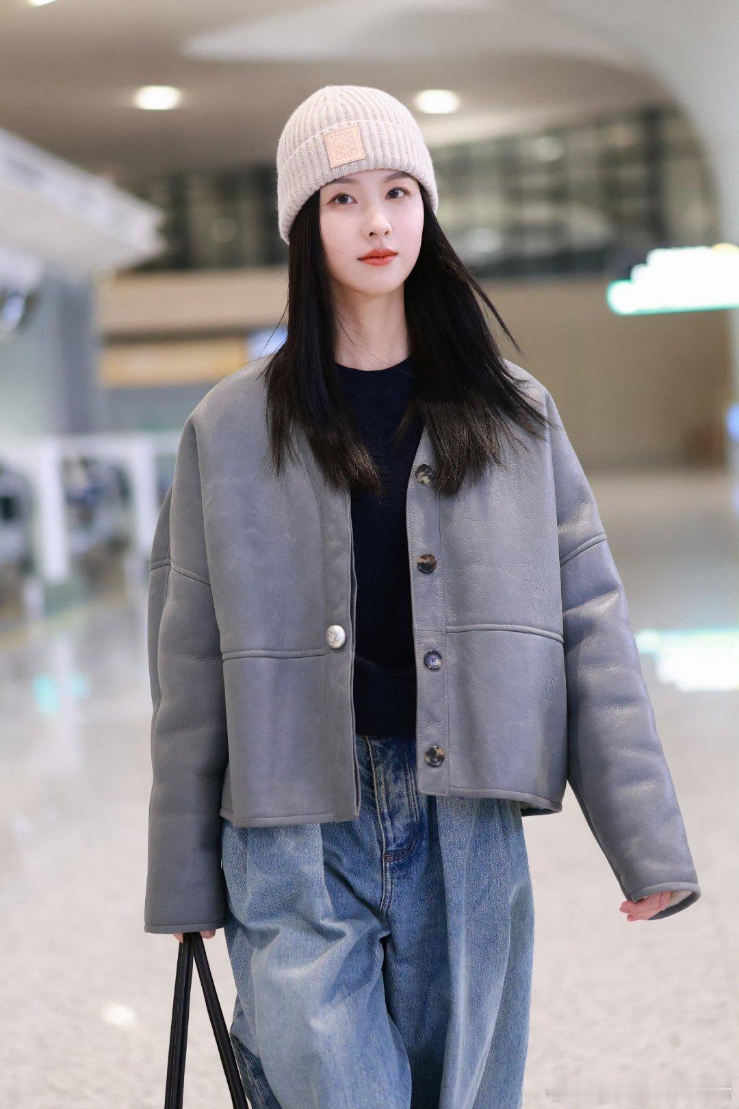 陈都灵机场出发造型图，即将出席罗意威海外活动🥰🥰​​​