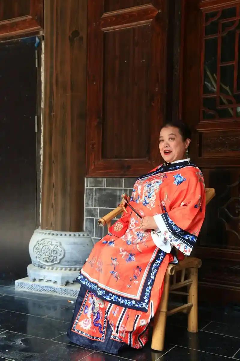 一位老媒婆唏嘘："现在的行情就是，女的嫌男的穷，男的嫌女的老。到最后呢，白菜烂在