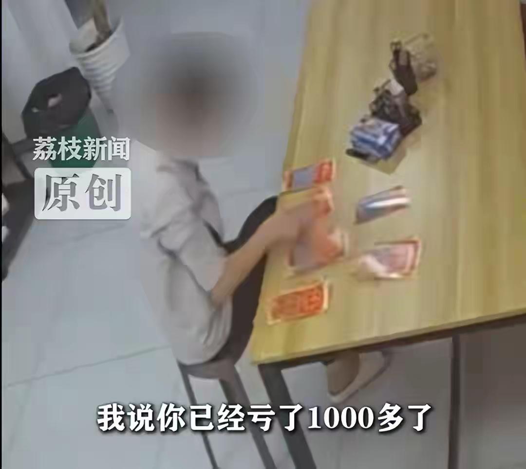这小伙子怕是穷疯了吧，这在彩票店直接要了整本刮刮乐，可这兜里那是比脸都干净，妥妥