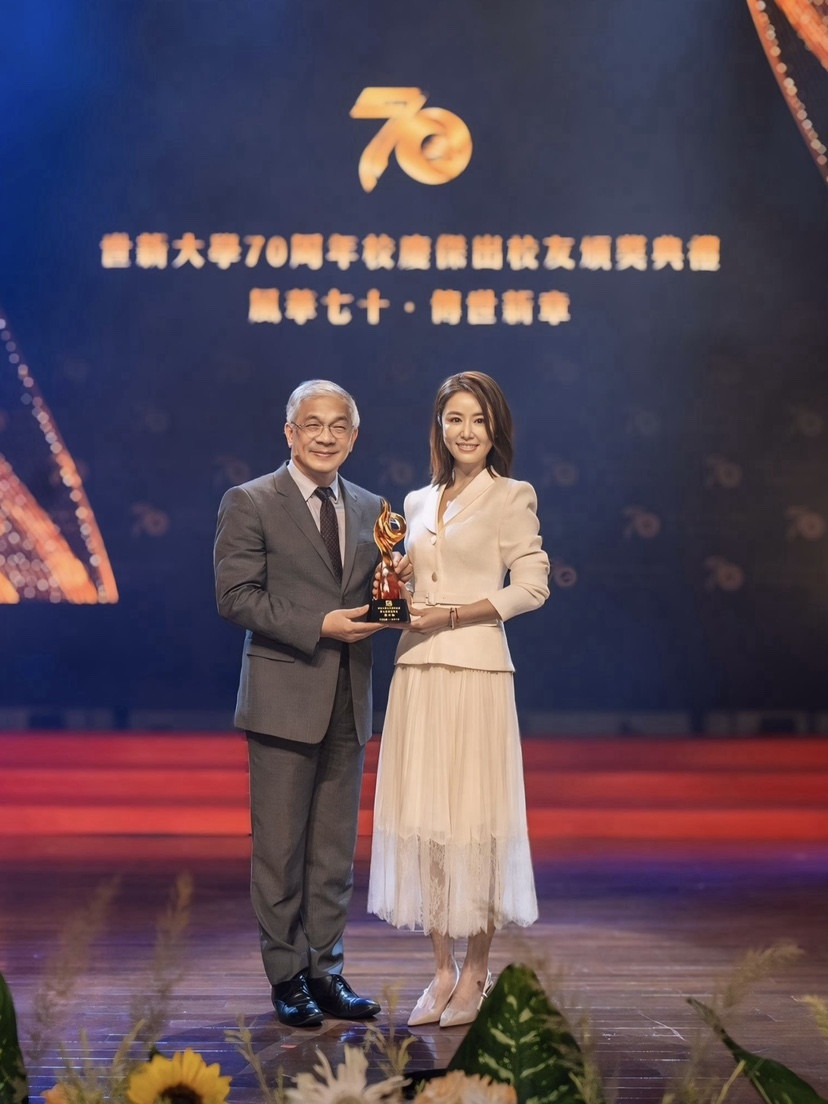 50岁林心如回母校世新大学，70周年校庆荣获杰出校友！一身米白套装亮相颁奖典礼，优雅从容，状态惊艳。