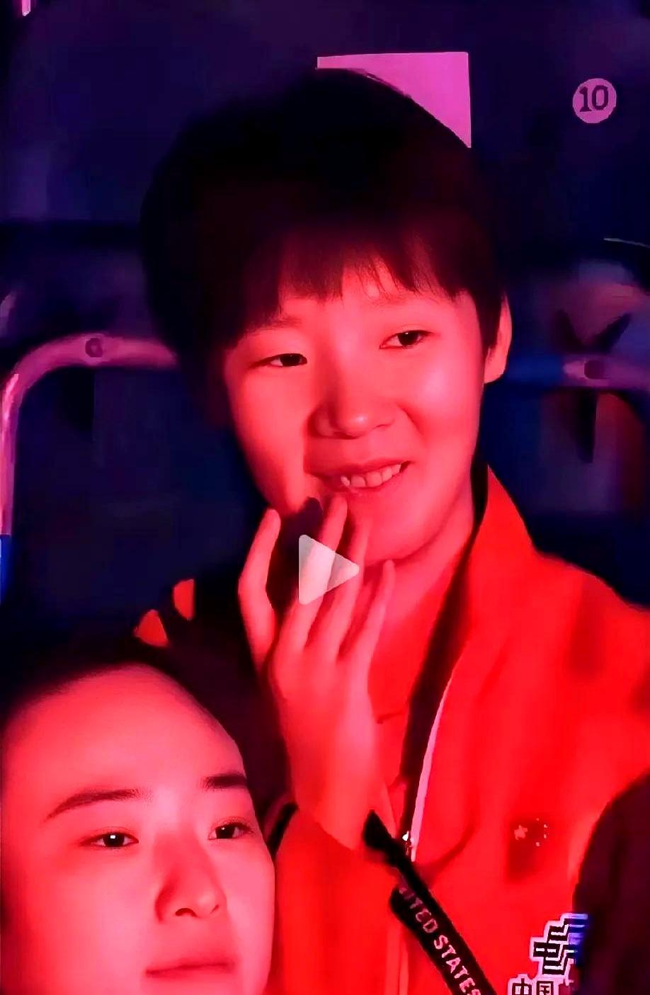 镜头扫到王曼昱那抹带涩的笑时，场边的呼吸像被按了暂停。这站美国大满贯，下半区先