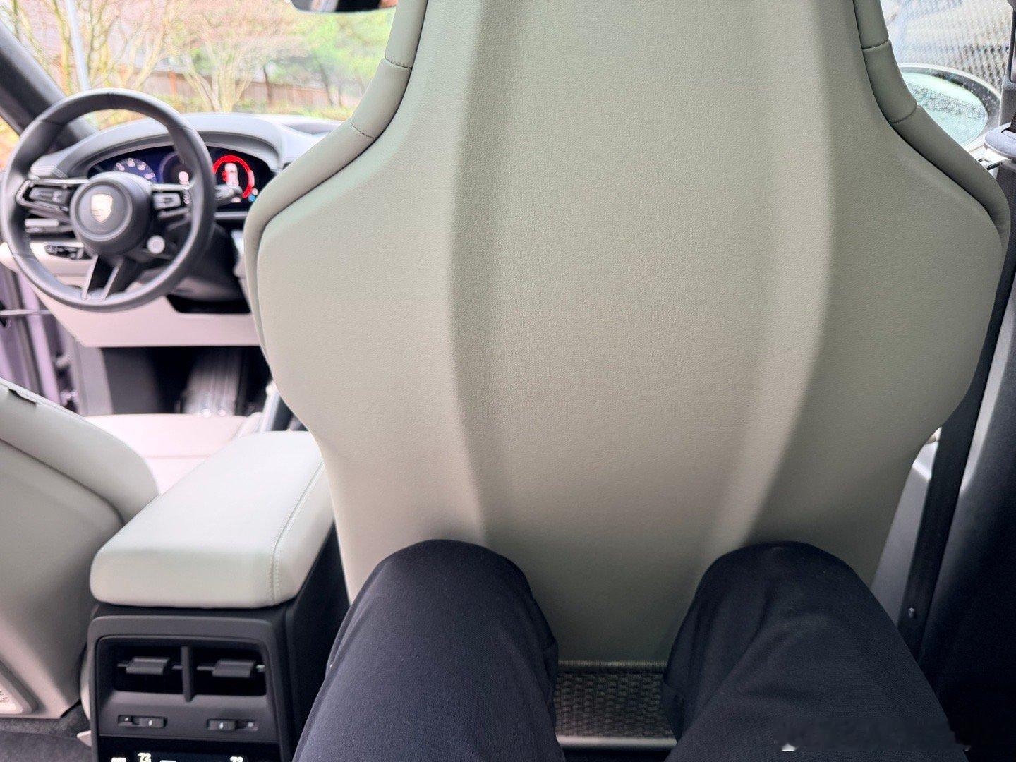 MacanEVTurbo这个后排，可以说是灾难了。空间小，靠背陡，坐垫短。明