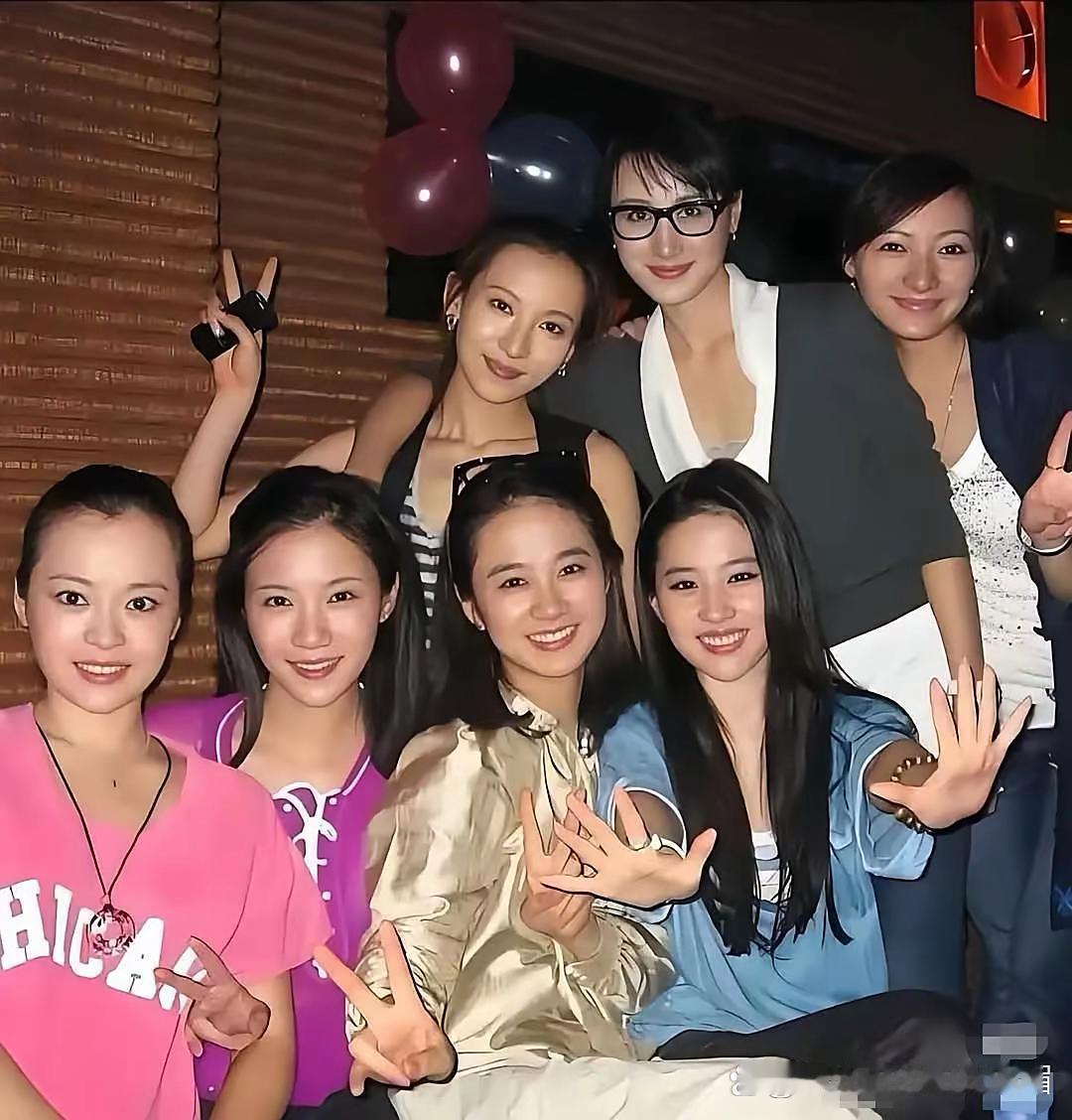 这是2004年刘亦菲与六位大学同学聚会的照片。有认识的吗​​​