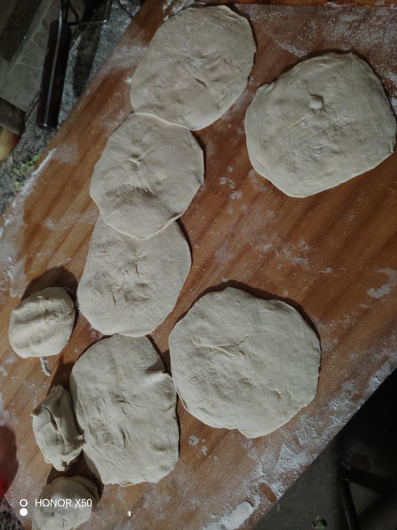 从地里挖回来的野荠菜，回家摘了摘，洗了好几遍，做的馅饼，真的好好吃啊！有一种野菜