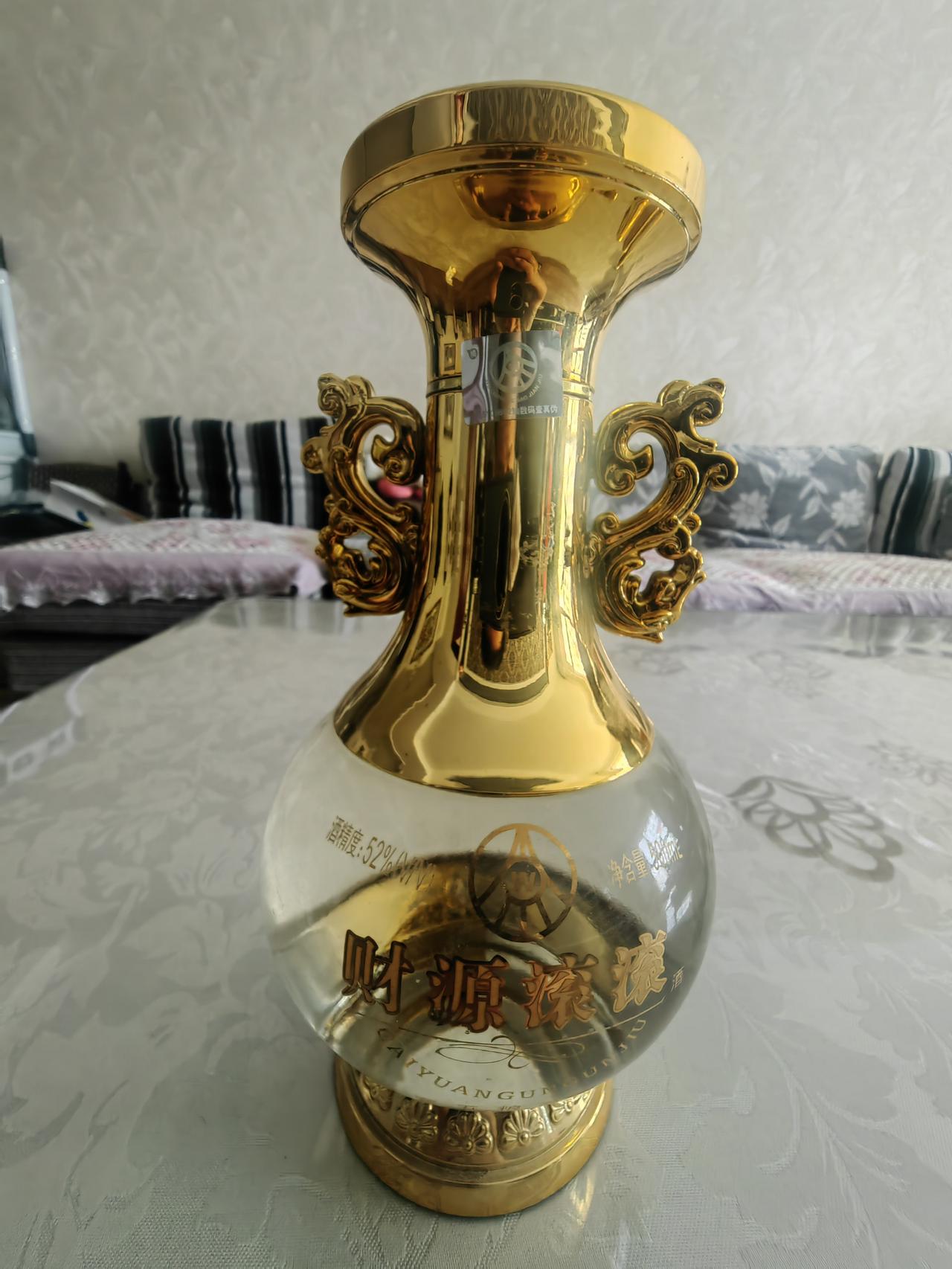 最近，整理家里的酒柜，发现了一瓶2010年左右，五粮液集团公司的52度财源滚滚保