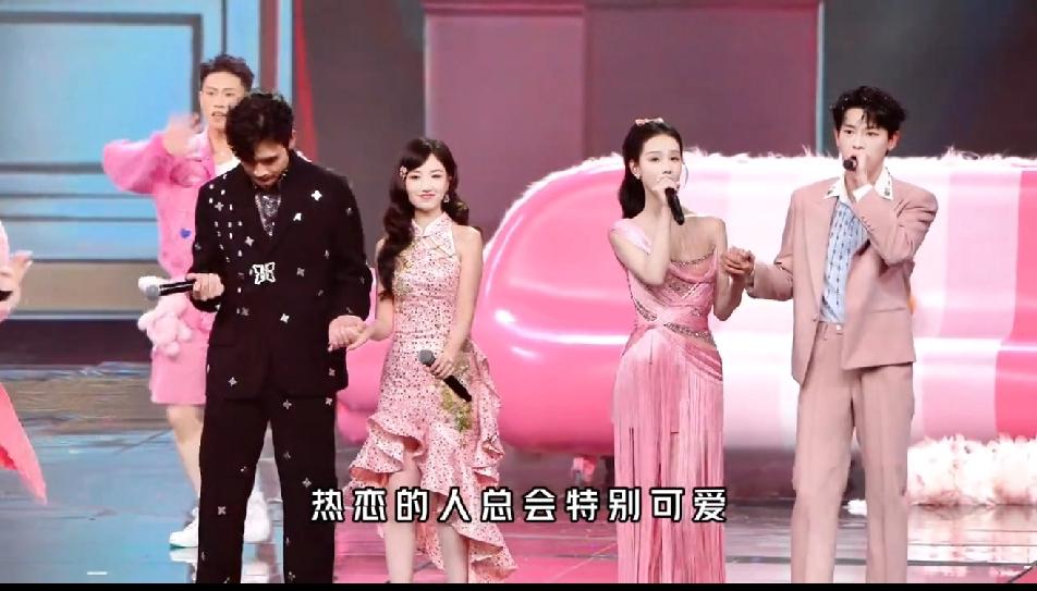 毛晓彤，张彬彬看着比较甜，挺有恋爱的感觉，陈都灵和辛云来努力营业CP，无奈还是像