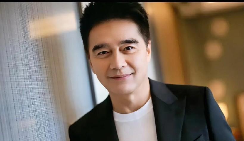 他没出现在前妻的追悼会上，全网骂他冷血。但真相是，一个61岁的男人，把现任妻子