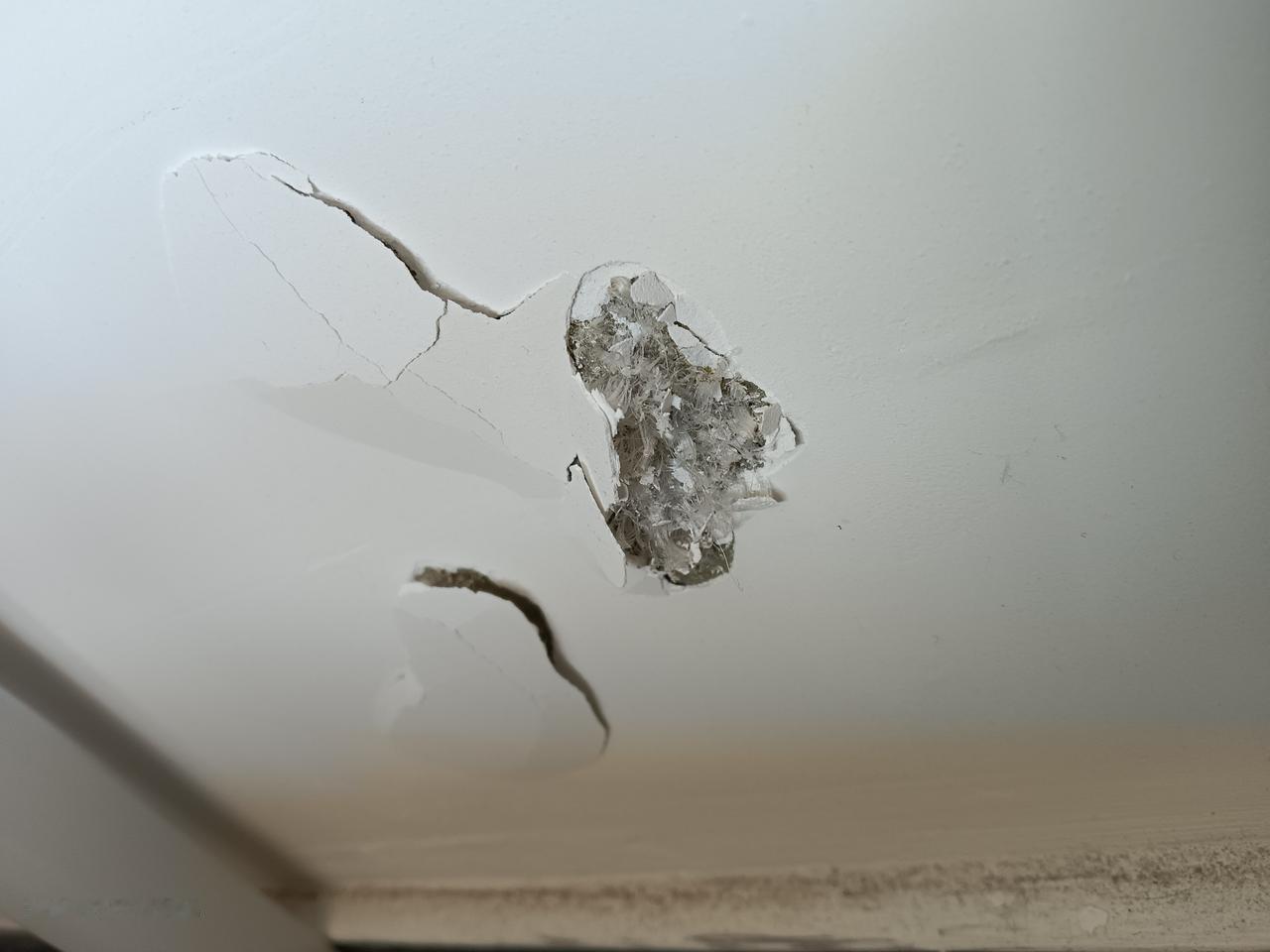 分享我这周有趣的事：这是去年新建的房子，两个月前刚刚装修完工，还没入住就成这样了