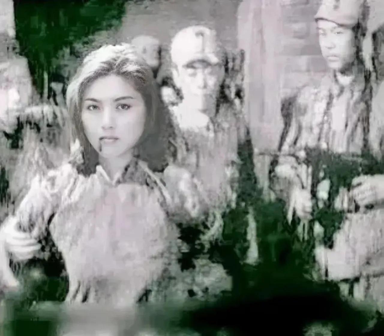 先把衣服扒光，吊上房梁，用带钉的棍子打到全身血肉模糊。再端来一盆滚烫的盐水，“