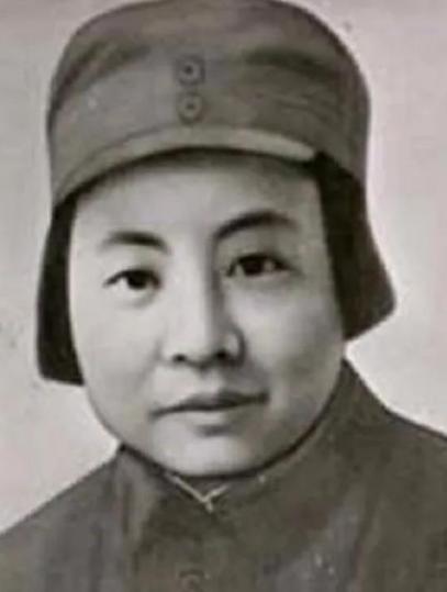 1941年，皖南事变爆发，20岁的新四军报务员施奇突围时，被国民党52师几个匪兵