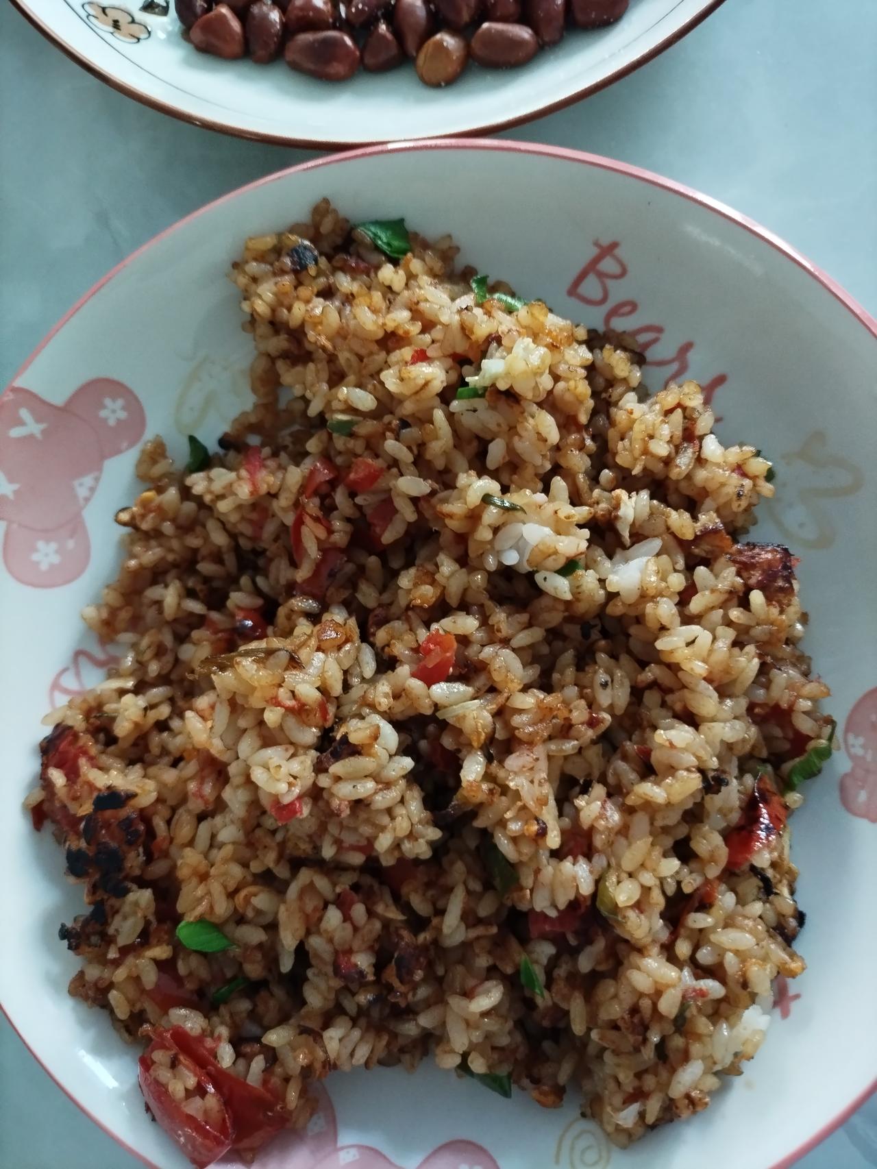 看看我我们老两口子的午餐。老伴儿太能糊弄了。早晨剩的大米饭，老伴儿，搁两