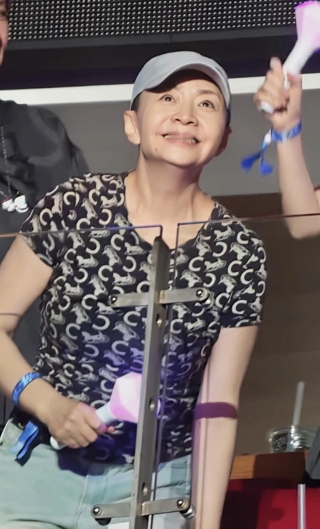 65岁宋丹丹现身看那英演唱会，穿的是20年前拍摄《家有儿女》的衣服，一直没舍得扔