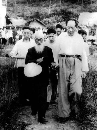 1959年，离开家乡30多年的毛主席，终于回到了老家，在韶山，毛主席给父母扫了坟