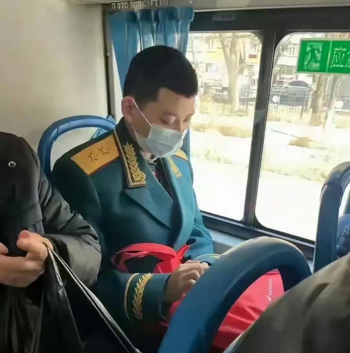 第一次见，这是什么兵种？什么军衔？