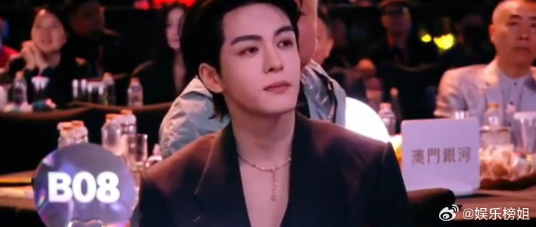 白鹿发言导播切曾舜晞敖瑞鹏欧豪白鹿2025爱奇艺尖叫之夜尖叫女演员获奖发言的时