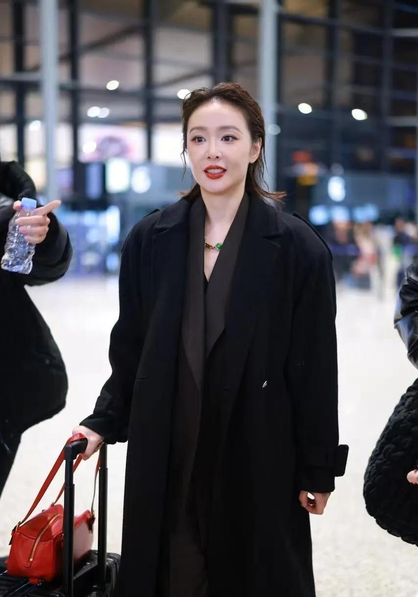 高叶的“大嫂风”从未失手！气场两米八🔥全黑大衣套装自带强大气场，红唇配利