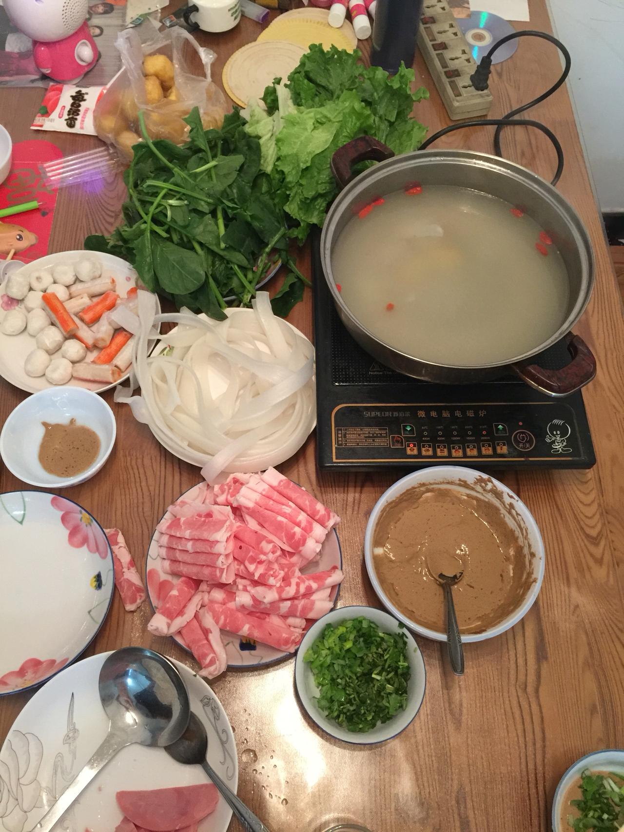 今天是十一国庆节，早上去早市的时候，我给母亲打电话询问晚上聚餐买点什么菜。母亲