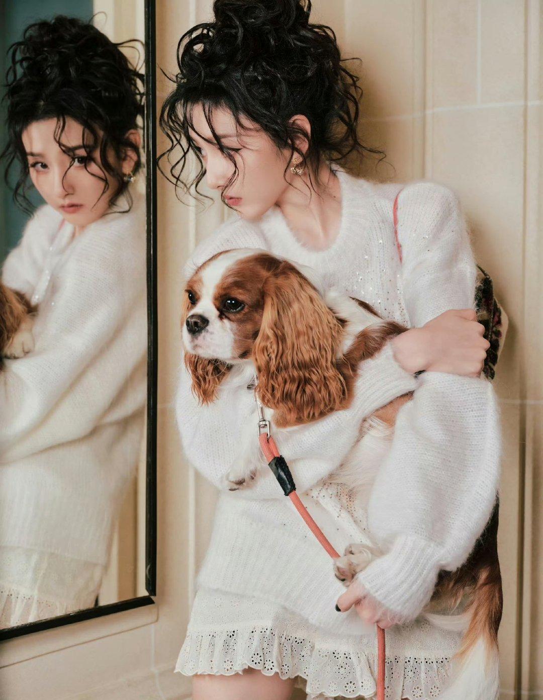 宋祖儿卷毛小猫从巴黎晚宴的精致优雅到日常生活的松弛自然，宋祖儿通过“卷毛小猫”这