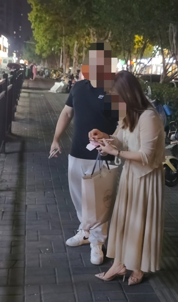 【#女子下班路口捡到LV包及8万现金#，原地等待失主并报警】#失主找回10万财