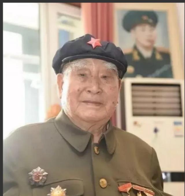 1943年，八路军政委秦光腰部中弹，两个汉奸走到了他身边要补刀。突然，秦光低声说