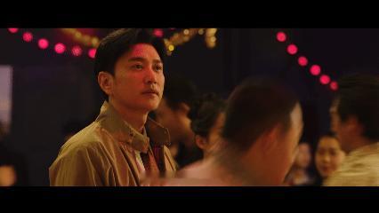 重生之我在年代剧里当浪姐有人说她太时髦不像那个年代的人，我倒觉得那个年代也有敢穿