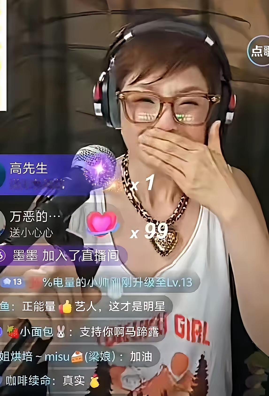 估计马蹄露在香港没立足之地了，目前没有一个明星艺人声援支持她！身处错综复杂