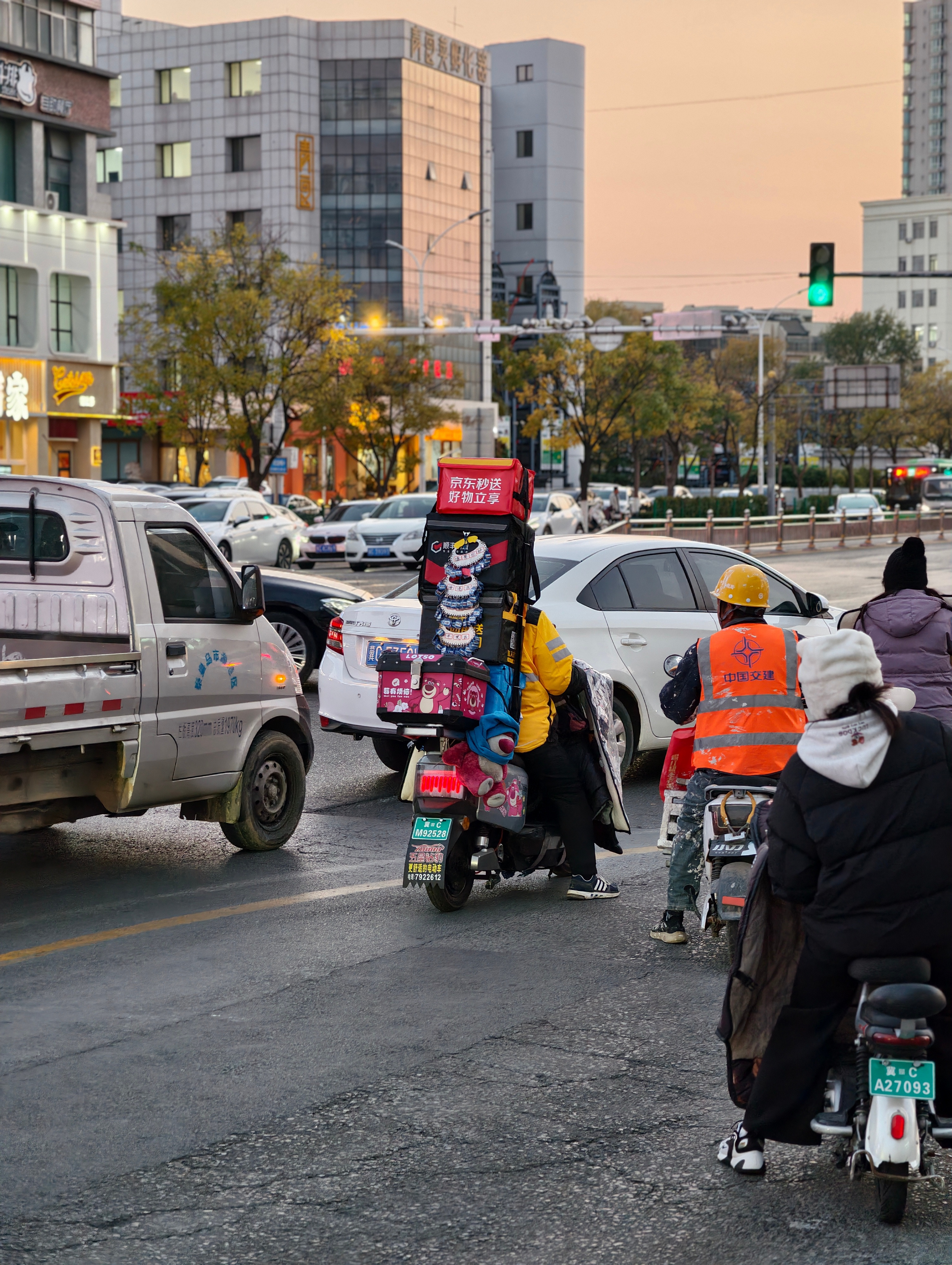 不是哥们，外卖小哥这么卷的吗…这到底哪个公司的啊？​​​