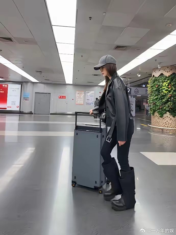 我天，这是李小冉啊！太潮了！不仔细看还真认不出来这是李小冉。李小冉去参加“浪姐节