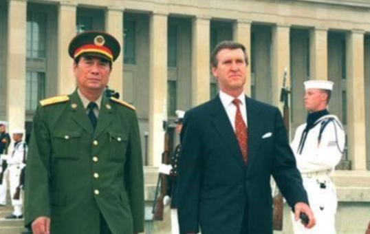 1998年，张万年出访美国，当他刚踏进美国宁堡陆军基地，一个美军司令突然跳了出来