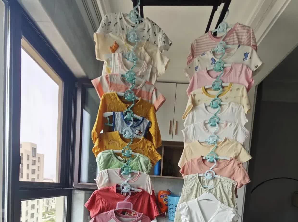 今天小区一位阿姨突然叫住我，问我家女儿小时候的衣服还有没有，能不能送给她孙女穿一