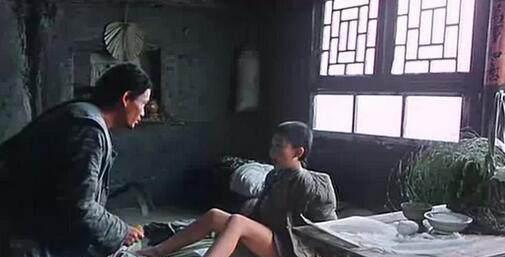 1922年，16岁的末代皇后婉容准备洗澡，让太监孙耀庭伺候。不料，她刚解开衣衫，