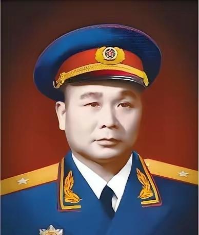 1946年，解放军为投诚的2000土匪设宴接风。席间，匪首脱下大衣，顺手挂到墙上