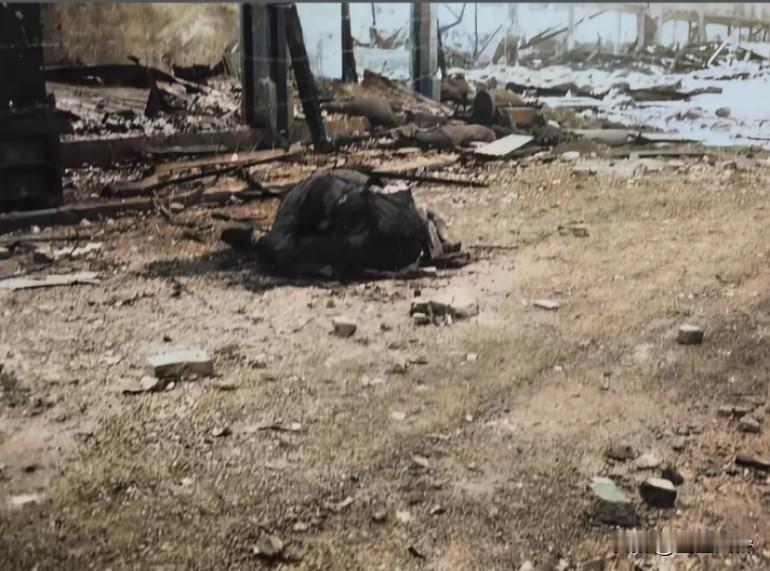 1937年在上海街头，倒在冲锋路上的中央教导总队，这名队员正跌坐在地上，上身与下