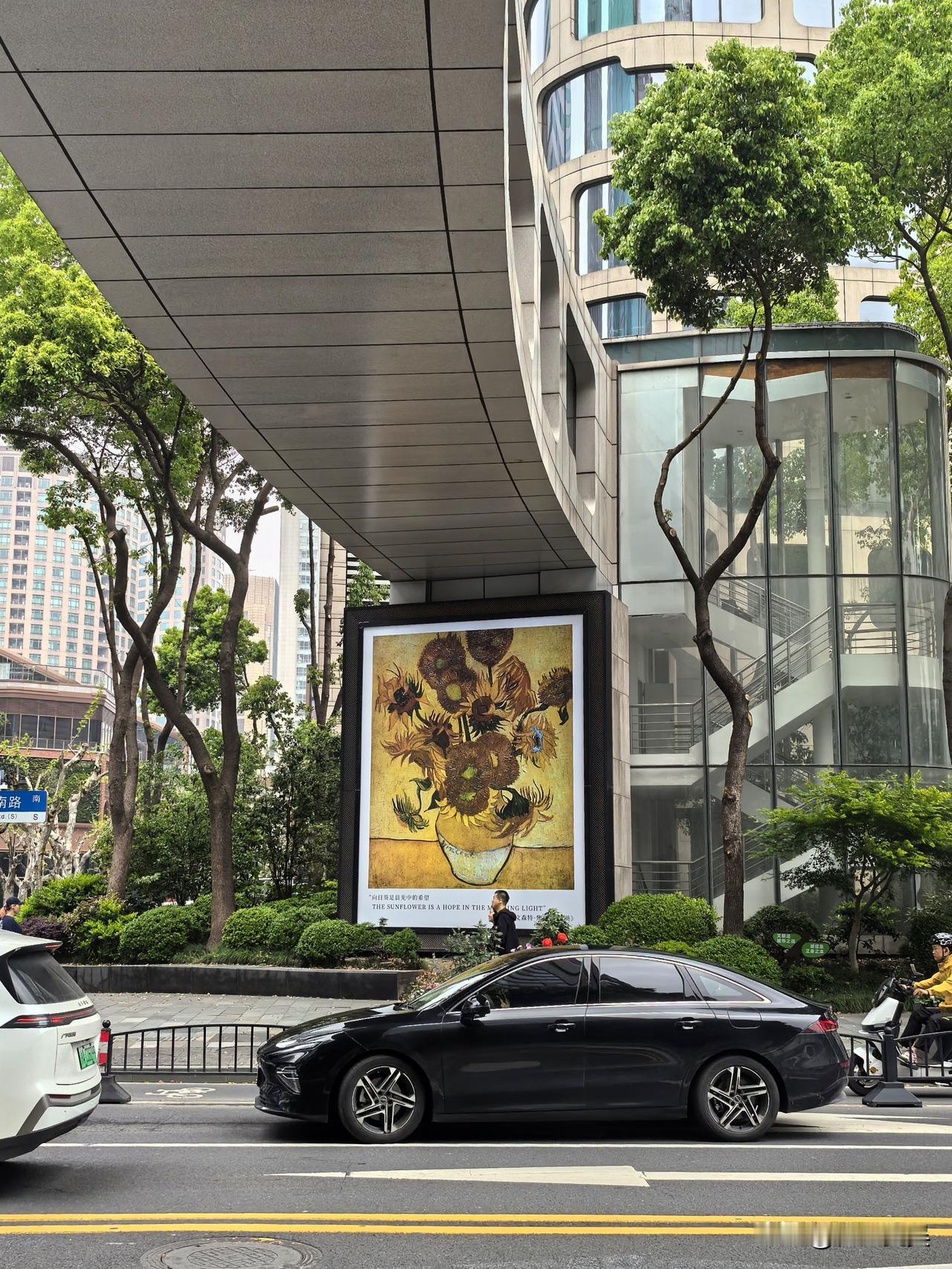 春日的上海，本该是春光漫洒、繁花照眼的好时节。可这几日天色总是阴沉沉的，雾霾笼罩