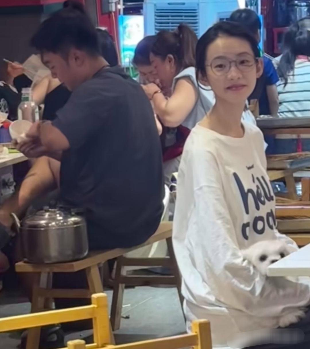 这是张艺凡吗？头好小，皮肤好白，人好瘦，好年轻啊！