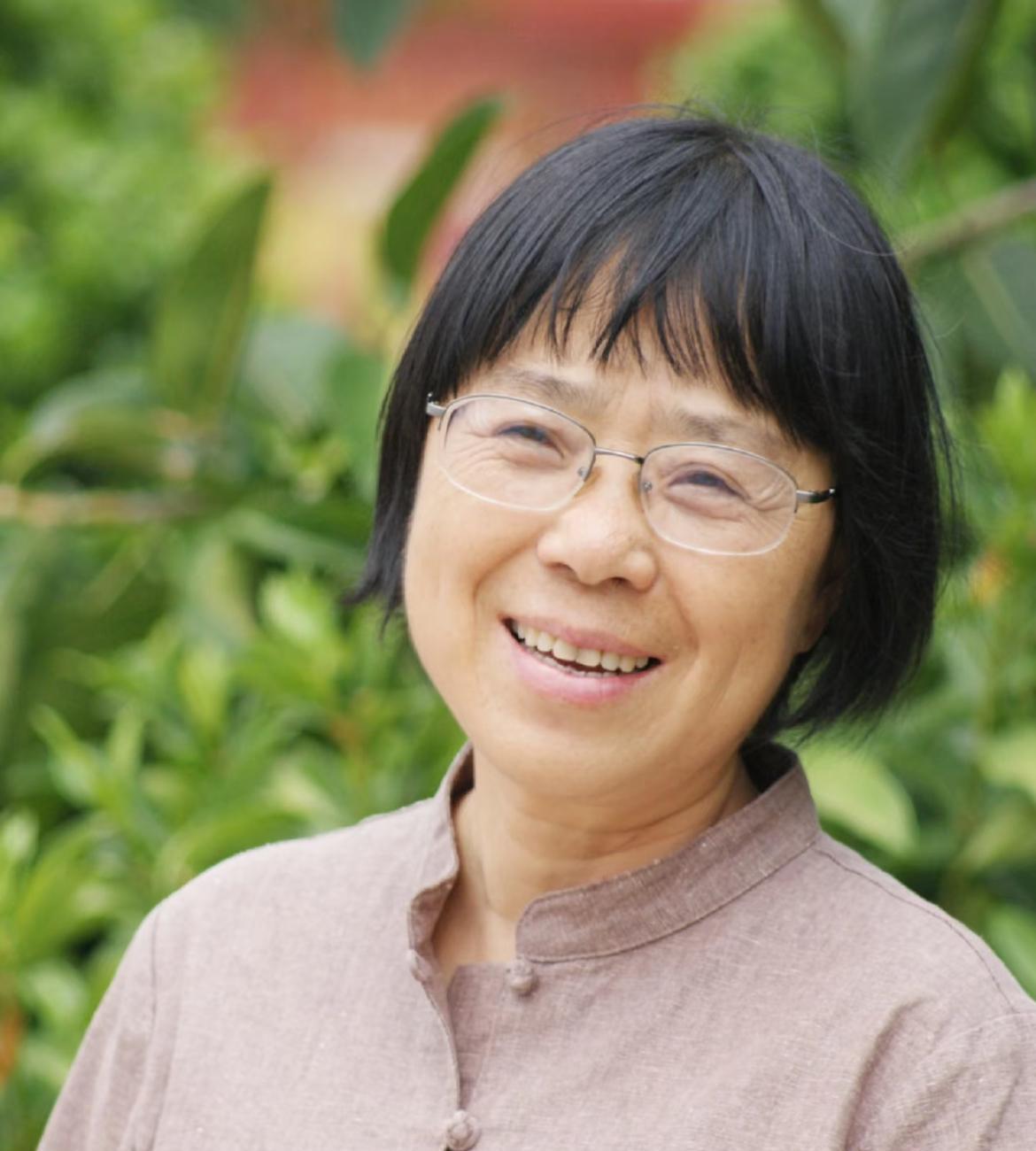 我表姐去年春天去华坪女高支教四个月，跟张桂梅一起工作过，她说网上的张校长和真