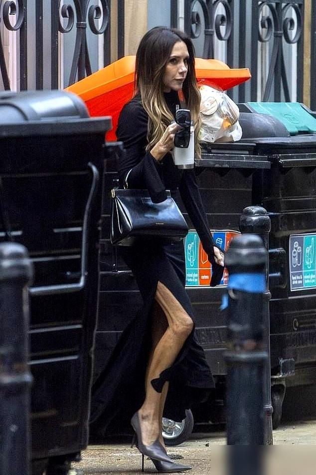 51岁贝嫂刚忙完巴黎时装周的事。3月6号她在那办了2026秋冬成衣秀，灵感来