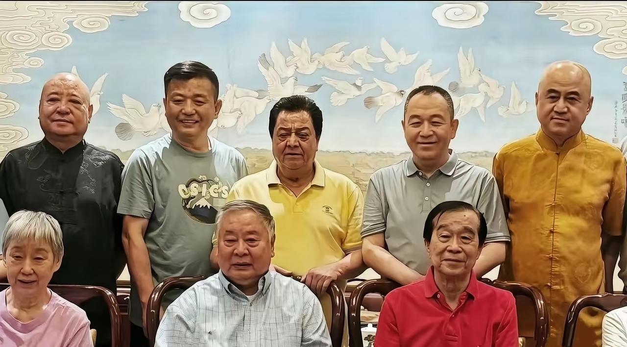 难得的相声界八位艺人同框！一眼认出满头白发的赵炎，身形清瘦的石富宽，光头方清平、